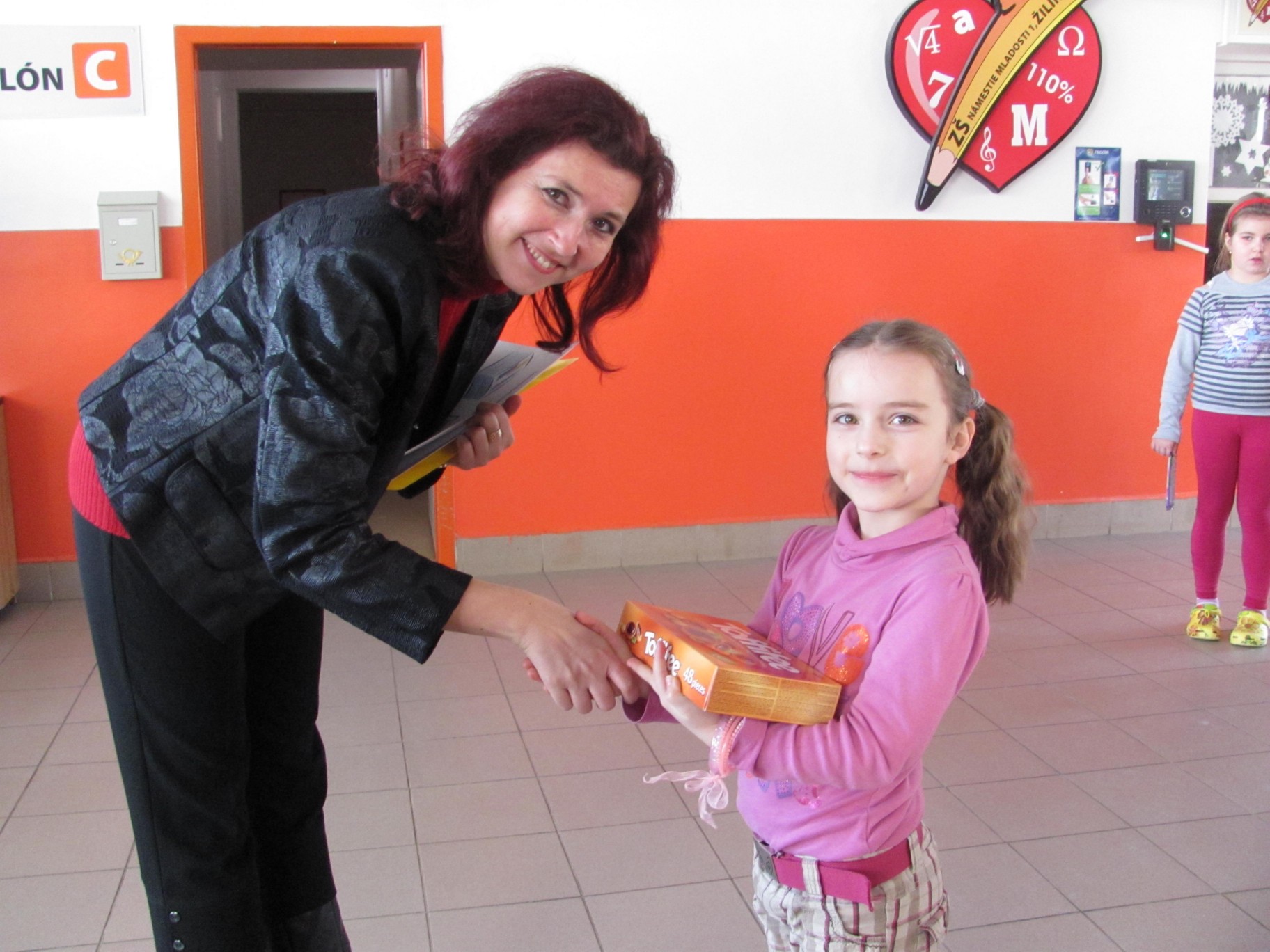 Kristínka si preberá cenu od pani riaditeľky 